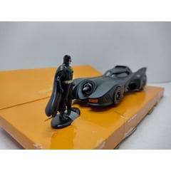 JADA TOYS - CARRO BATMOBILE & BATMAN CAPA NEGRA A ESCALA 132