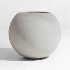 CRATE & BARREL - Macetera Sphere Cemento 57 x 61 cm